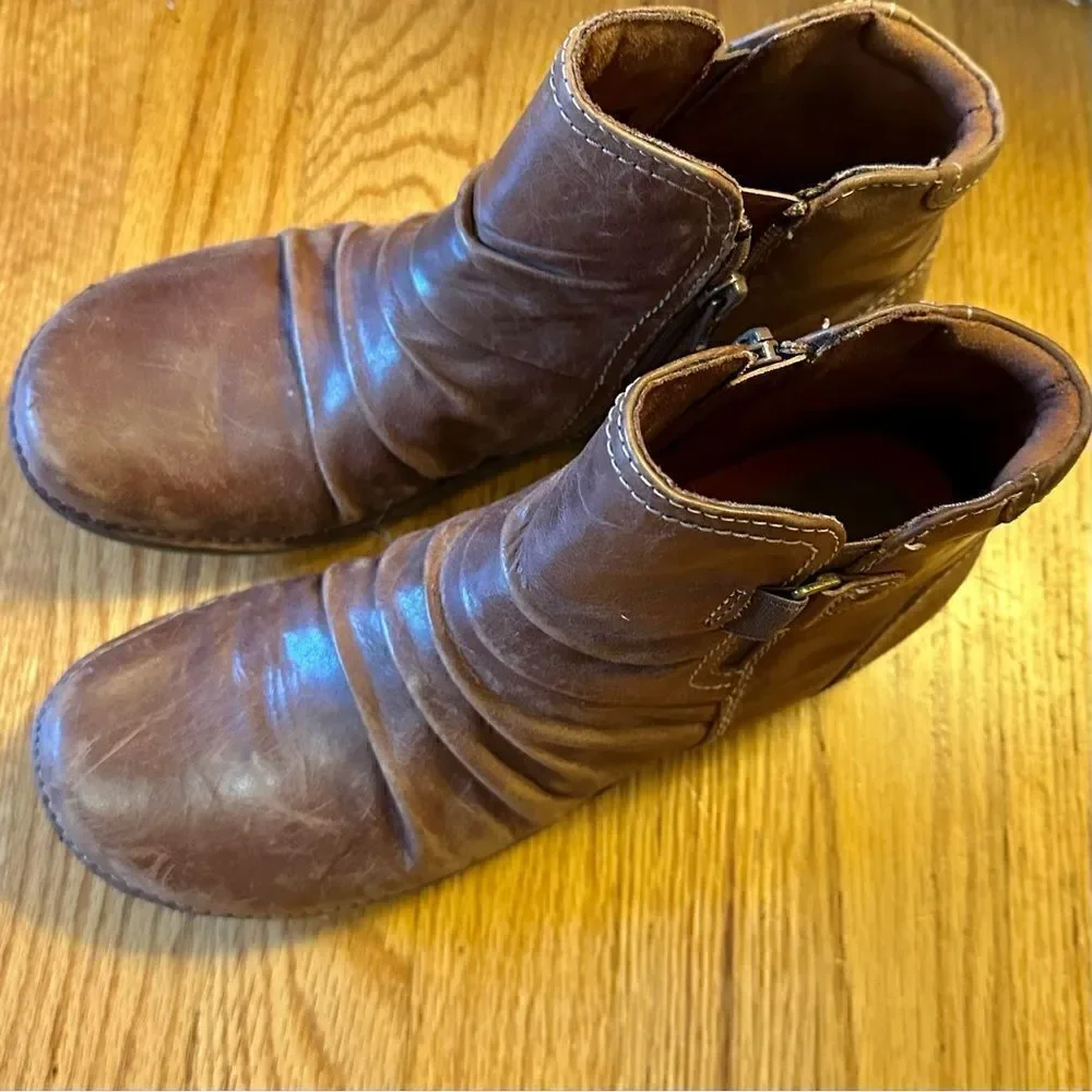 ✨ Clark’s brown leather slip on bootie, side zipper sz 8.